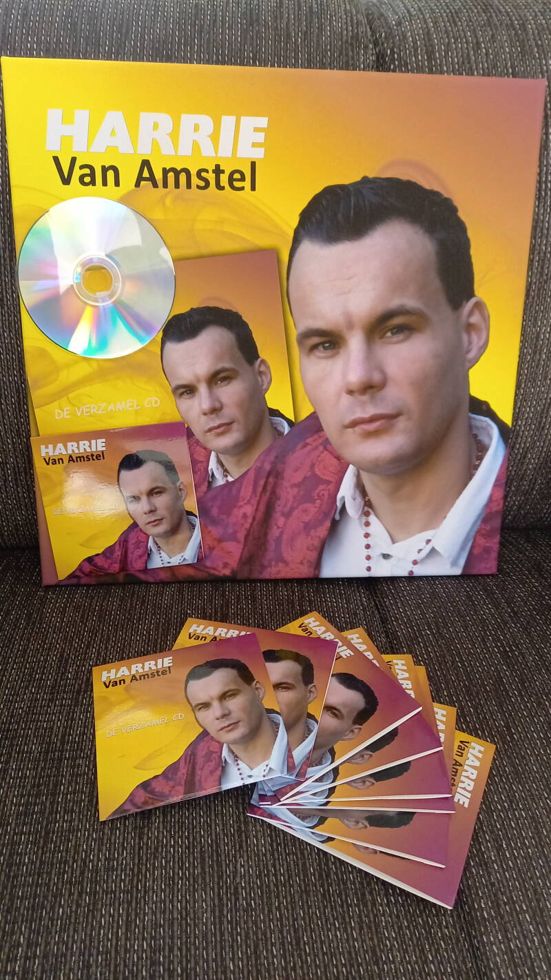 Harrie bij zijn cd-verzameling